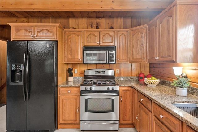 66 Poor Farm Road, Alburgh, VT 05440
