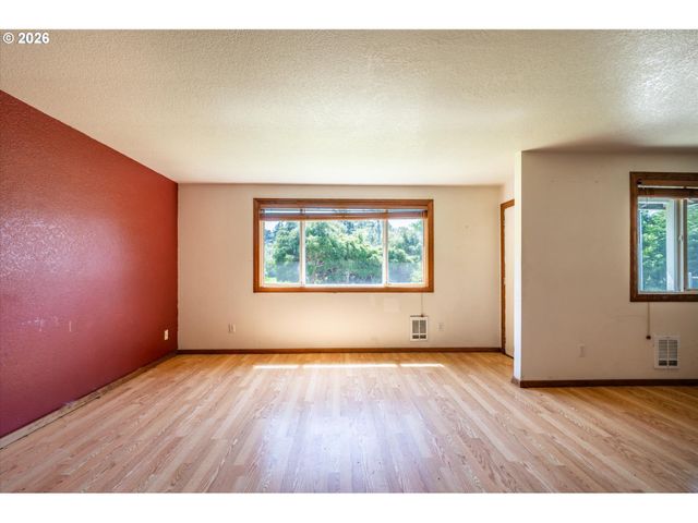 1135 1ST St Ne, Bandon, OR 97411
