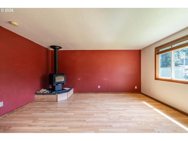 1135 1ST St Ne, Bandon, OR 97411