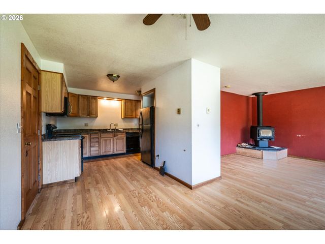 1135 1ST St Ne, Bandon, OR 97411