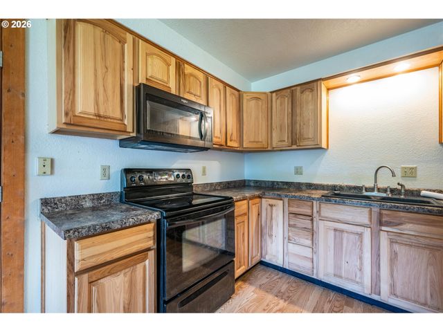 1135 1ST St Ne, Bandon, OR 97411
