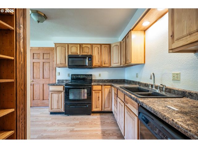 1135 1ST St Ne, Bandon, OR 97411