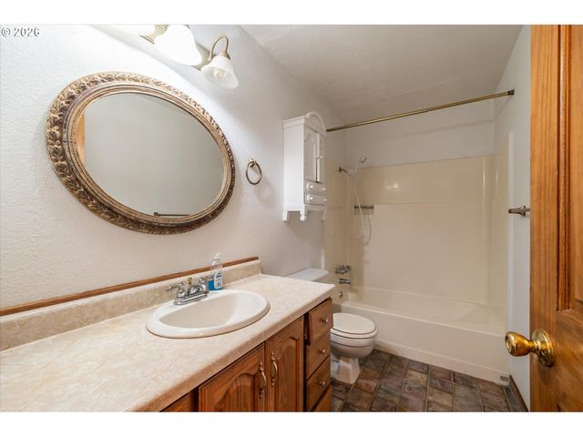 1135 1ST St Ne, Bandon, OR 97411
