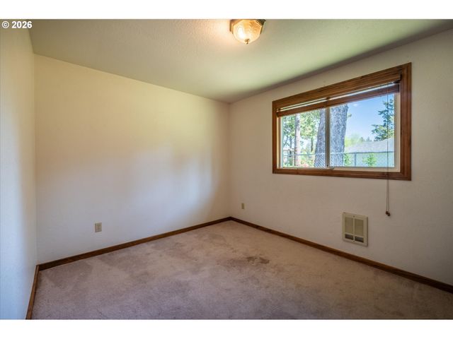 1135 1ST St Ne, Bandon, OR 97411