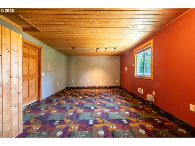 1135 1ST St Ne, Bandon, OR 97411