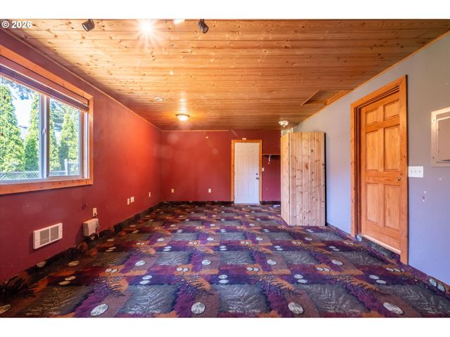 1135 1ST St Ne, Bandon, OR 97411
