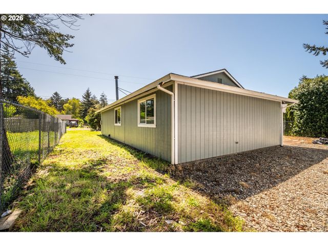 1135 1ST St Ne, Bandon, OR 97411