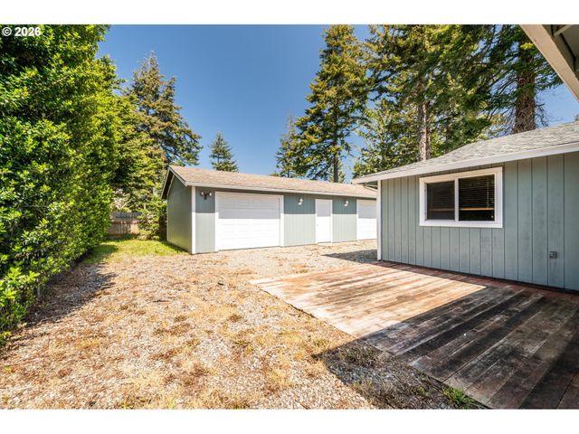 1135 1ST St Ne, Bandon, OR 97411