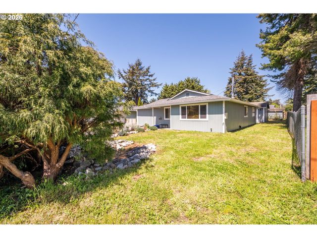 1135 1ST St Ne, Bandon, OR 97411