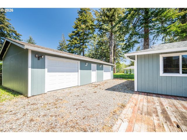 1135 1ST St Ne, Bandon, OR 97411
