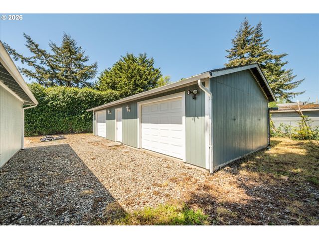 1135 1ST St Ne, Bandon, OR 97411
