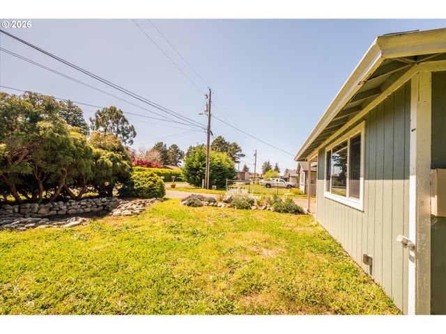 1135 1ST St Ne, Bandon, OR 97411