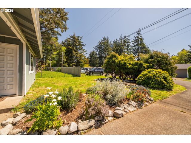 1135 1ST St Ne, Bandon, OR 97411
