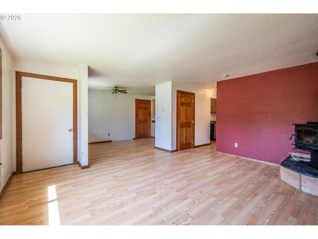 1135 1ST St Ne, Bandon, OR 97411