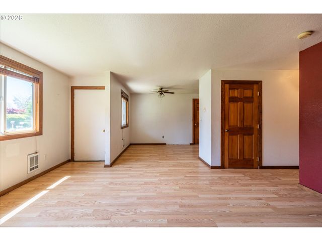 1135 1ST St Ne, Bandon, OR 97411