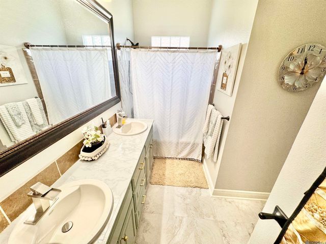 1027 E Bienville Ave, Gonzales, LA 70737
