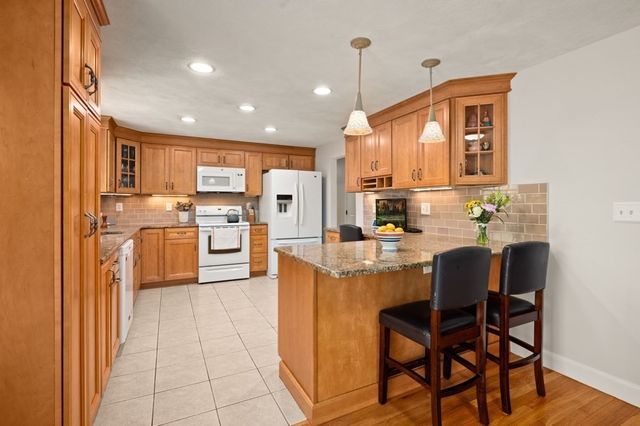 26 Hillview Rd, North Reading, MA 01864