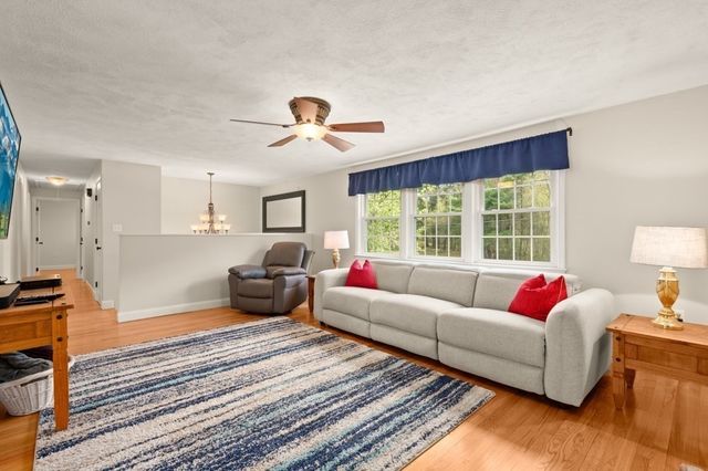 26 Hillview Rd, North Reading, MA 01864