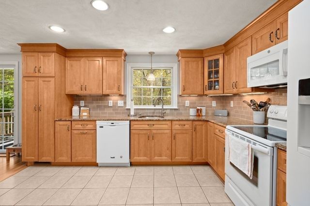 26 Hillview Rd, North Reading, MA 01864