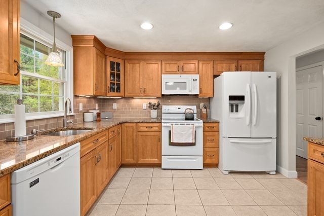 26 Hillview Rd, North Reading, MA 01864
