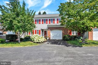 152 CARRIAGE HILL LN, York, PA 17406