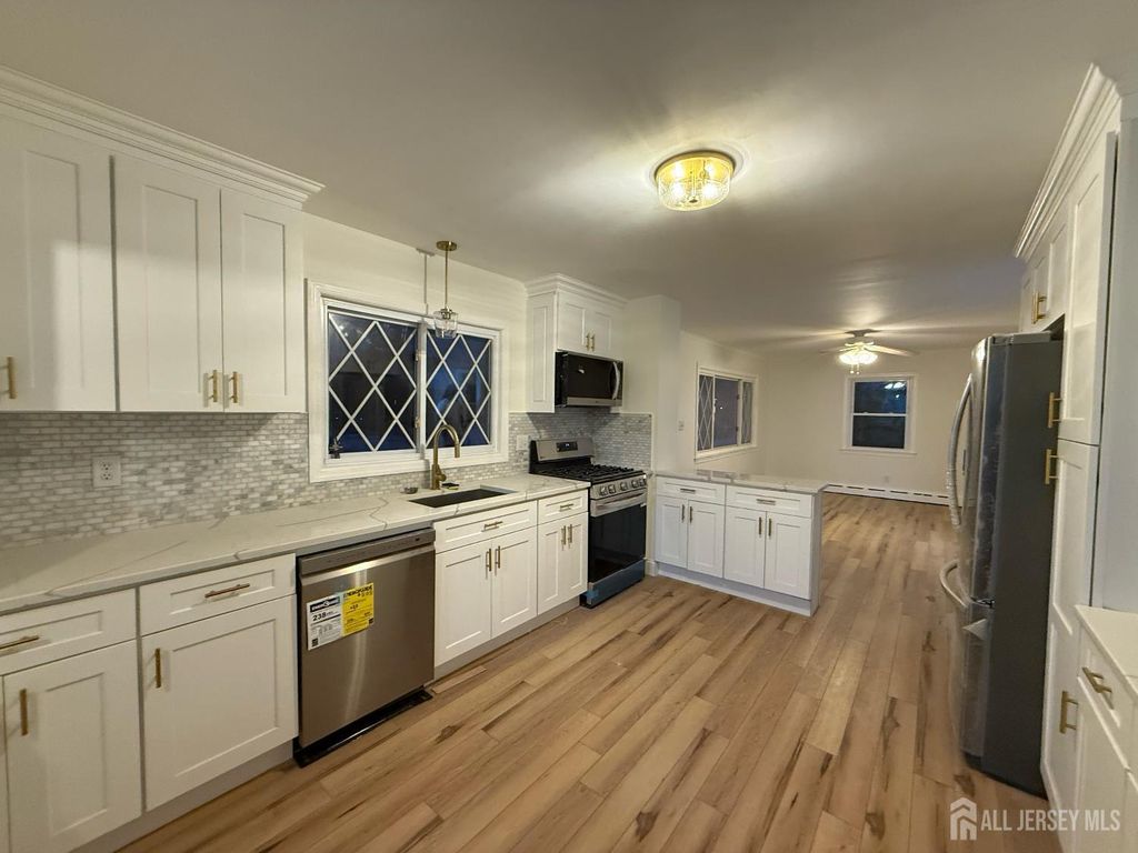 126 N Lakeside Drive N, Piscataway, NJ 08854