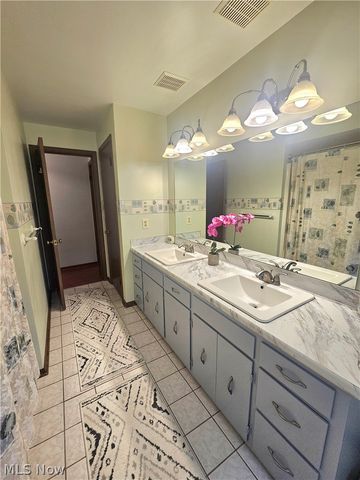 8394 Four Seasons Trail, Poland, OH 44514