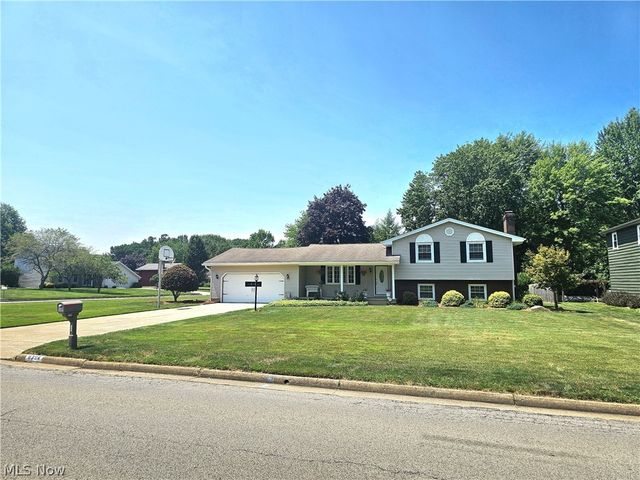 8394 Four Seasons Trail, Poland, OH 44514