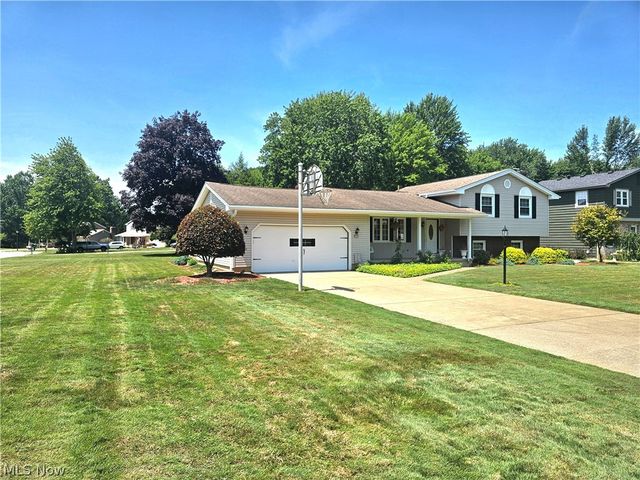 8394 Four Seasons Trail, Poland, OH 44514