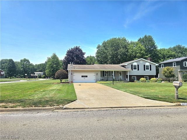 8394 Four Seasons Trail, Poland, OH 44514