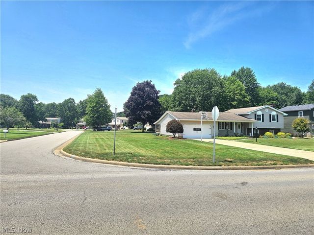8394 Four Seasons Trail, Poland, OH 44514