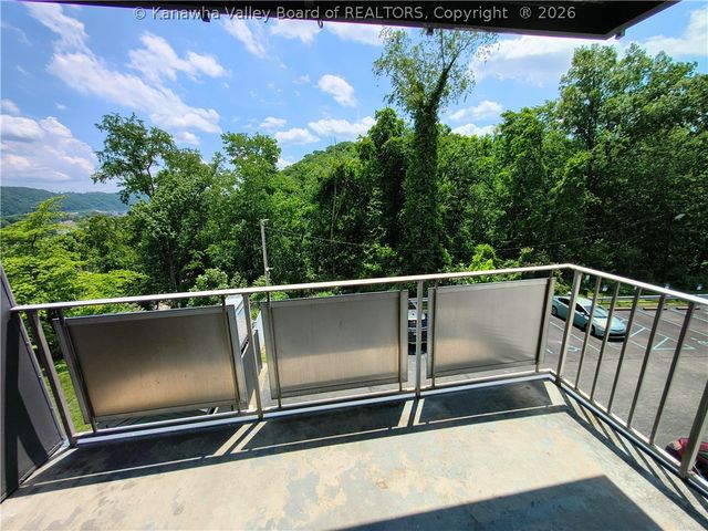 1800 Roundhill Road 304, Charleston, WV 25314