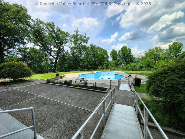 1800 Roundhill Road 304, Charleston, WV 25314