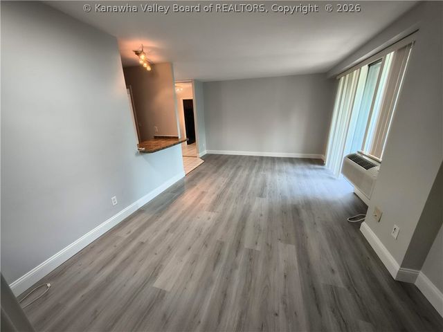 1800 Roundhill Road 304, Charleston, WV 25314