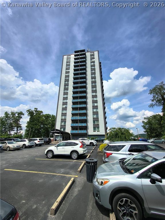 1800 Roundhill Road 304, Charleston, WV 25314