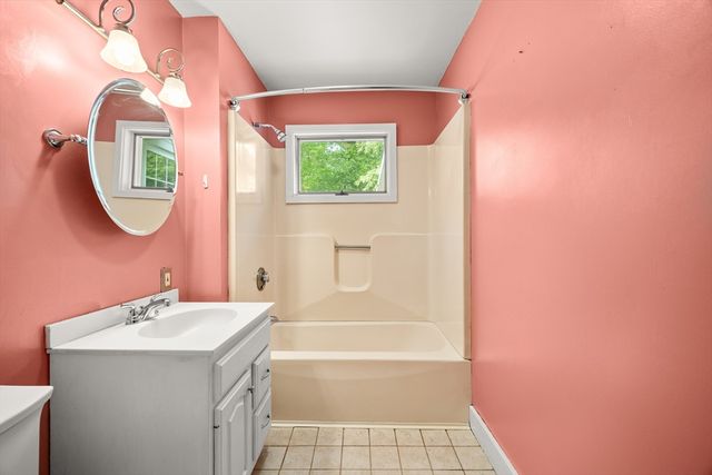 955 Middle Rd, Acushnet, MA 02743