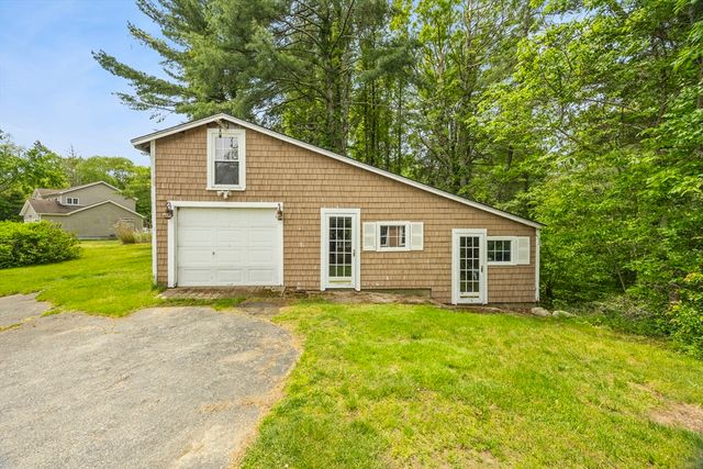 955 Middle Rd, Acushnet, MA 02743