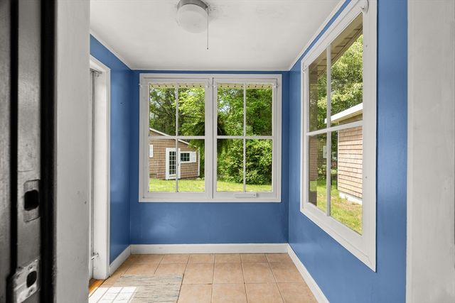 955 Middle Rd, Acushnet, MA 02743