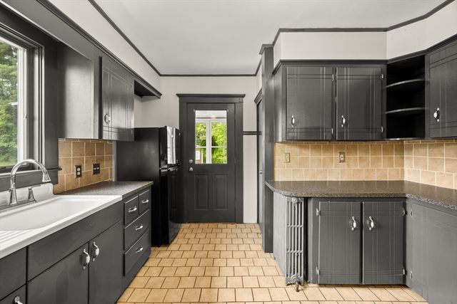 955 Middle Rd, Acushnet, MA 02743