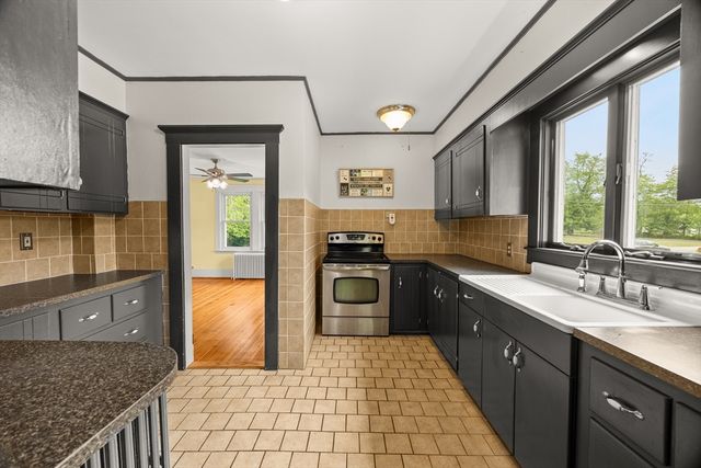 955 Middle Rd, Acushnet, MA 02743