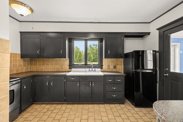 955 Middle Rd, Acushnet, MA 02743
