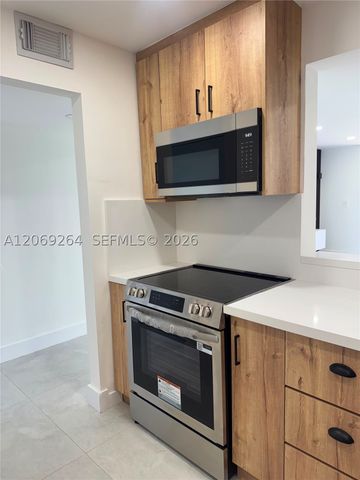 8635 NW 8th St 413, Miami, FL 33126
