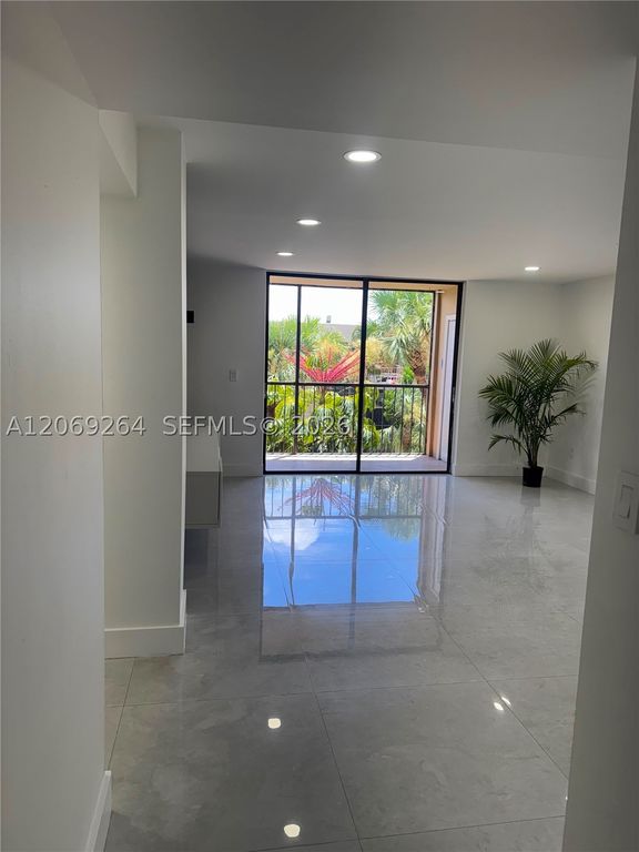 8635 NW 8th St 413, Miami, FL 33126