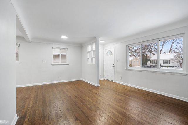 22411 Lanse Street, St Clair Shores, MI 48081