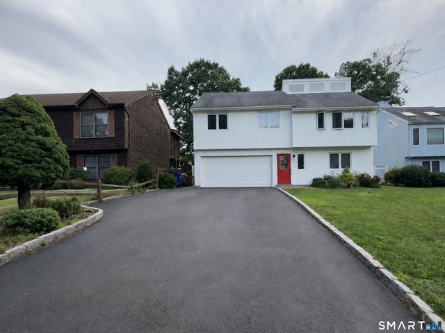 9 Oakledge Circle, Norwalk, CT 06854