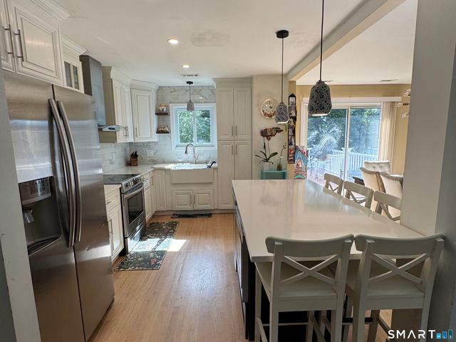 9 Oakledge Circle, Norwalk, CT 06854