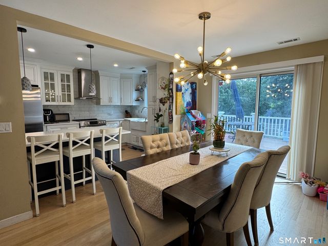 9 Oakledge Circle, Norwalk, CT 06854
