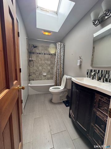 9 Oakledge Circle, Norwalk, CT 06854