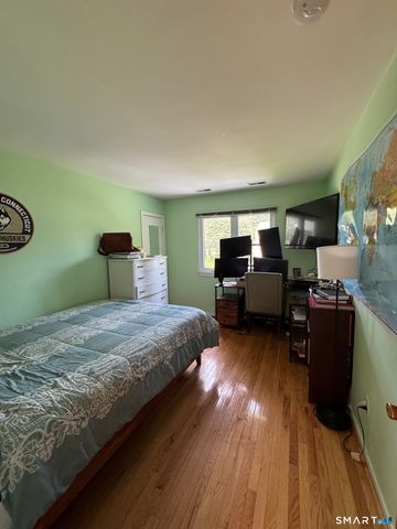9 Oakledge Circle, Norwalk, CT 06854
