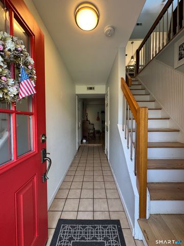 9 Oakledge Circle, Norwalk, CT 06854